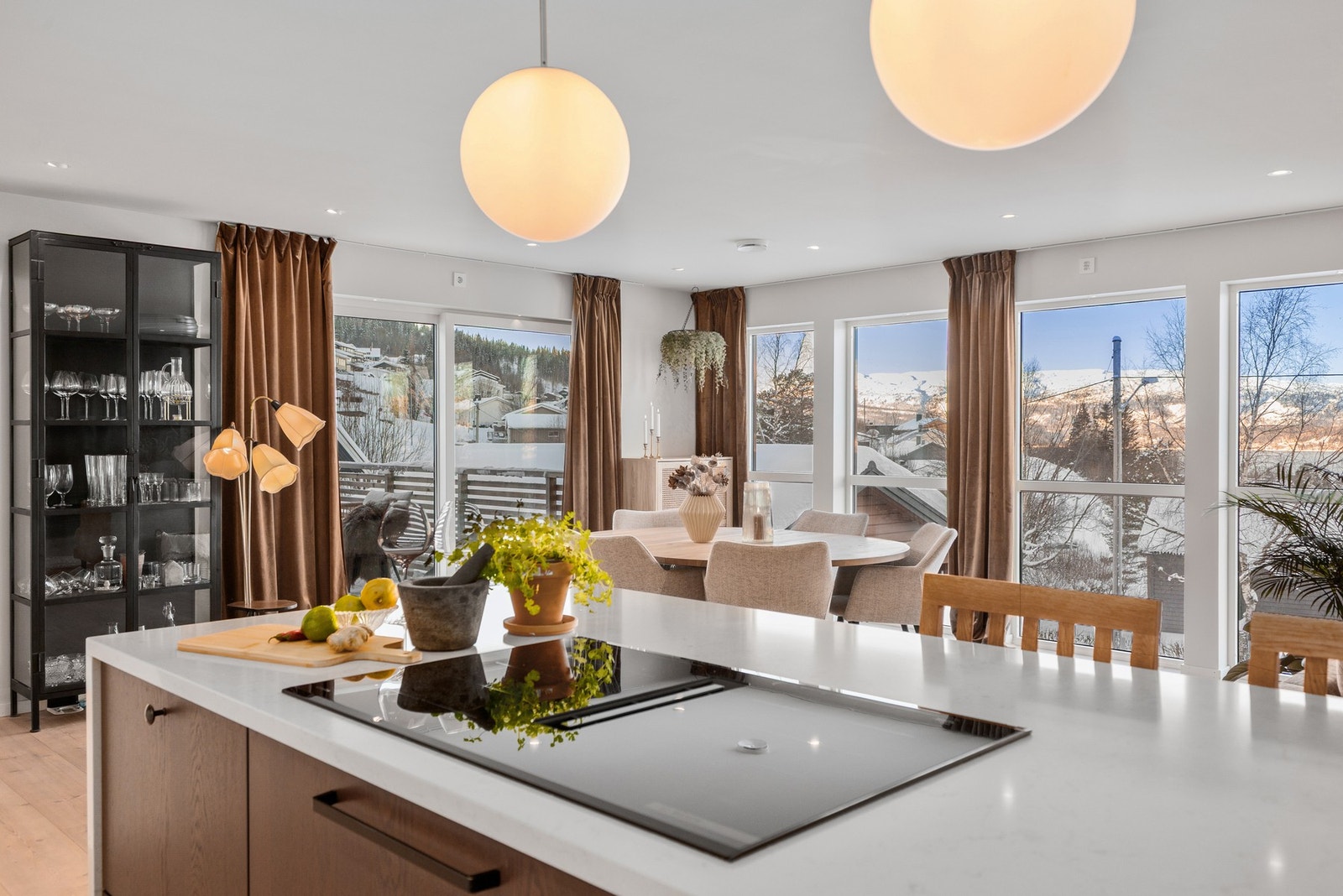 Kjøkkenet er et rom med stil og særpreg. Behagelig og dekorativ belysning over kjøkkenøya. Foto: Marte Vibe Galleribilde