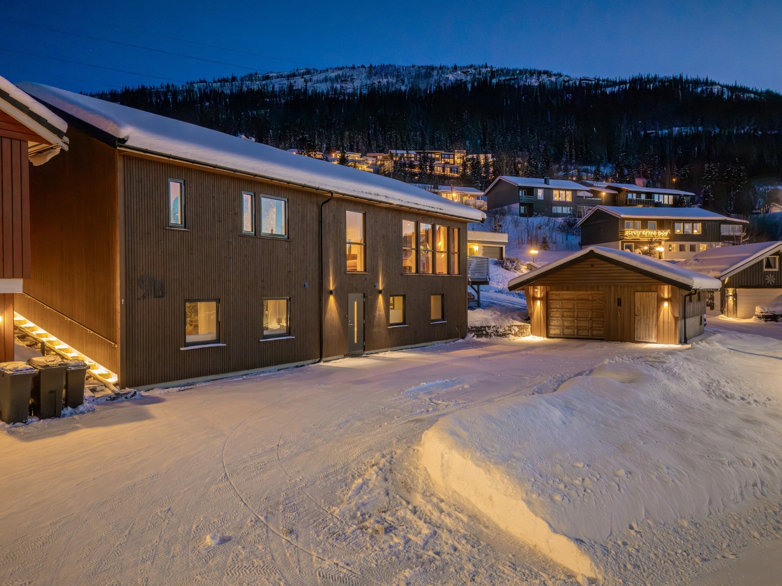 Boligen ligger i foten av et flott utfartsområde med Hauknestinden som et yndet turmål, sommer som vinter. Foto: Marte Vibe Galleribilde