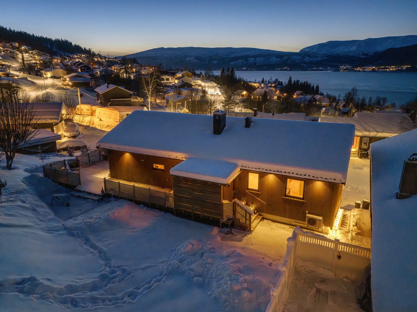Terrenget heller ned mot fjorden og gir tomta en nydelig utsikt. Foto: Marte Vibe Galleribilde