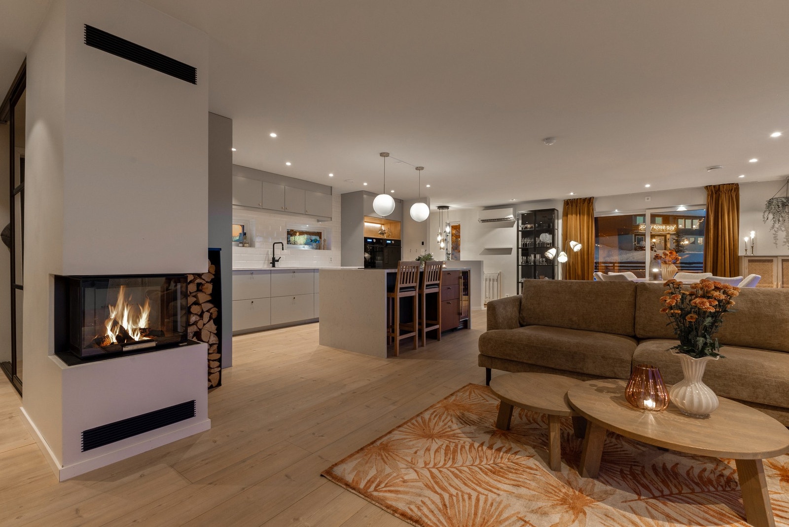 Huset holder gjennomgående høy standard, med lyse oppholdsrom og store vindusflater som slipper utsikten inn. Foto: Marte Vibe Galleribilde