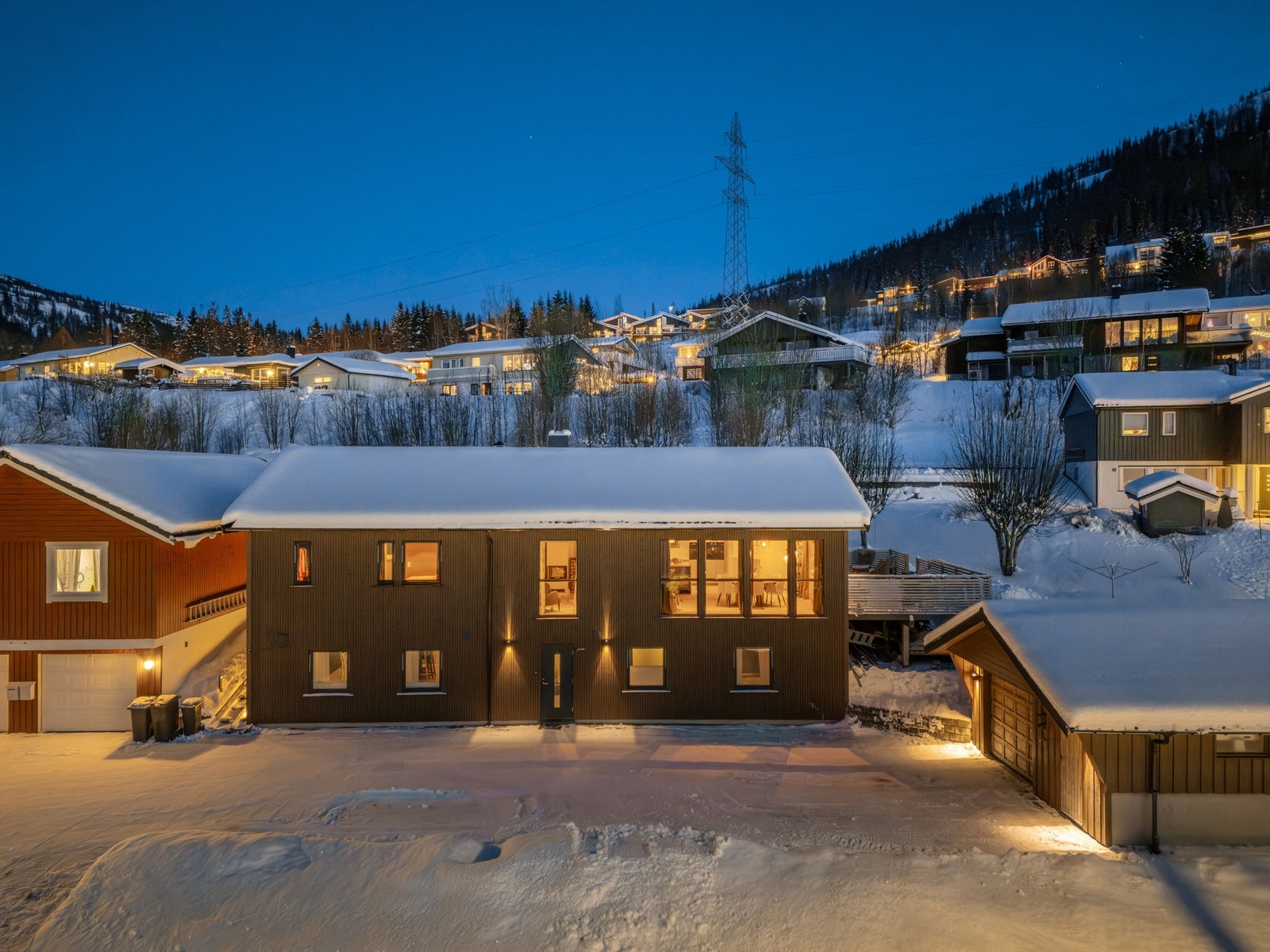 Hybelleiligheten har egen inngang fra nedsiden av huset. Foto: Marte Vibe Galleribilde