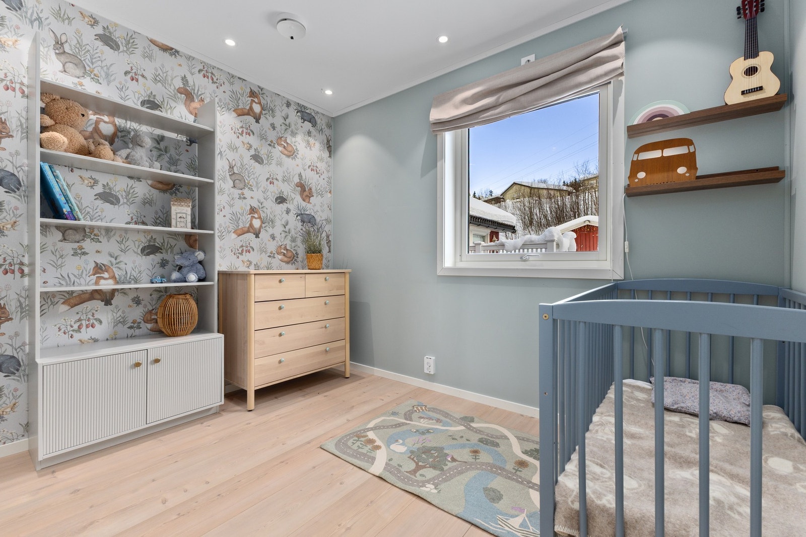 Barnerom i 1. etasje med en dekorativ tapet. Foto: Marte Vibe Galleribilde