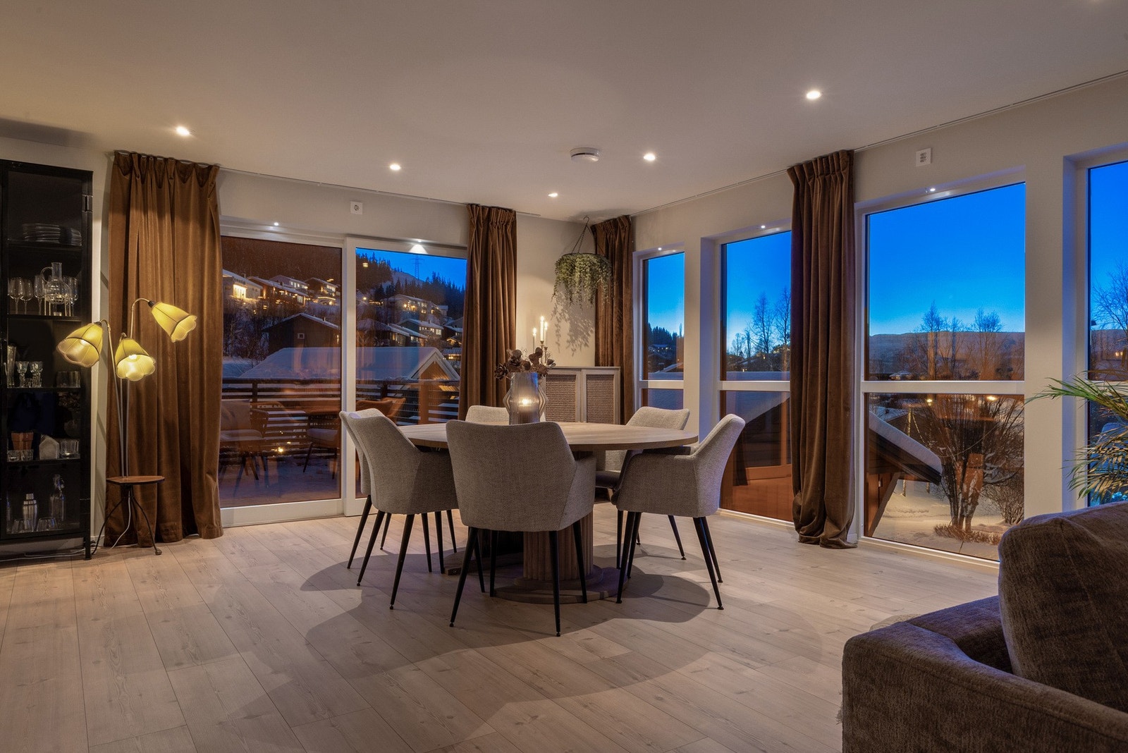 Fra stuen er det direkte utgang til en stor, solrik og usjenert terrasse. Foto: Marte Vibe Galleribilde