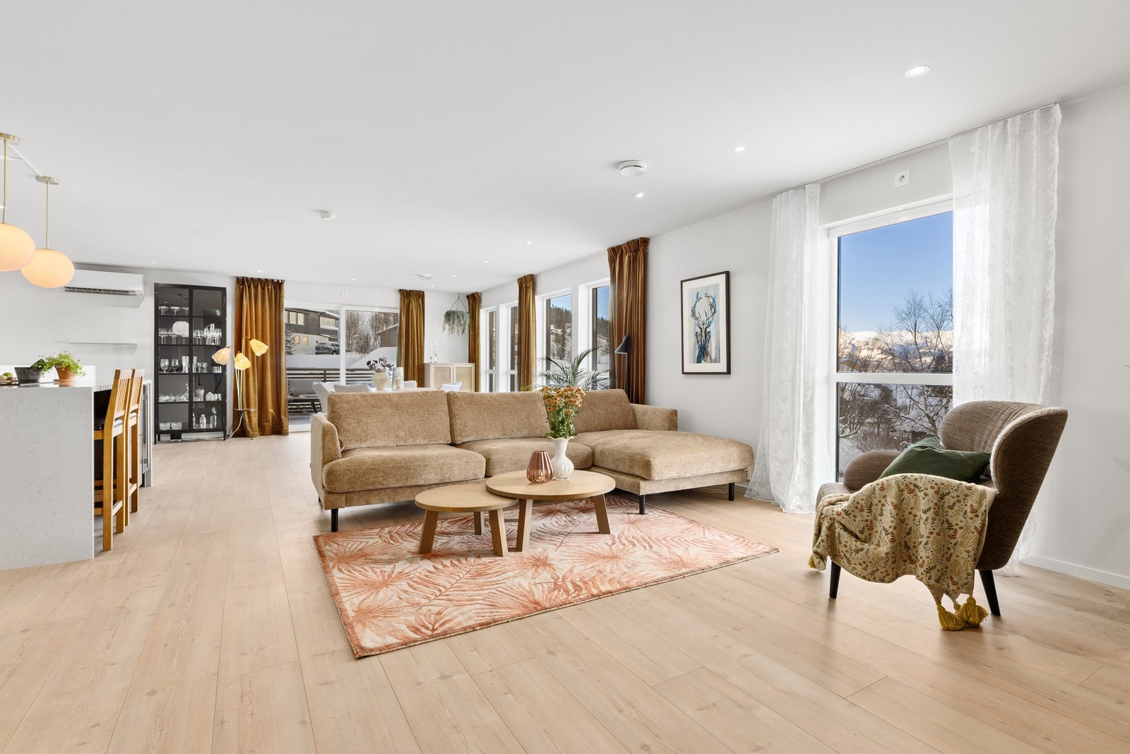 Hele boligen er utstyrt med SG sitt smarthus-system, hvor lys og varmekabler enkelt kan styres via app. Systemet har også en praktisk alt-av -funksjon som gjør det mulig å slå av alt med ett trykk når man legger seg eller forlater huset. Foto: Marte Vibe Galleribilde