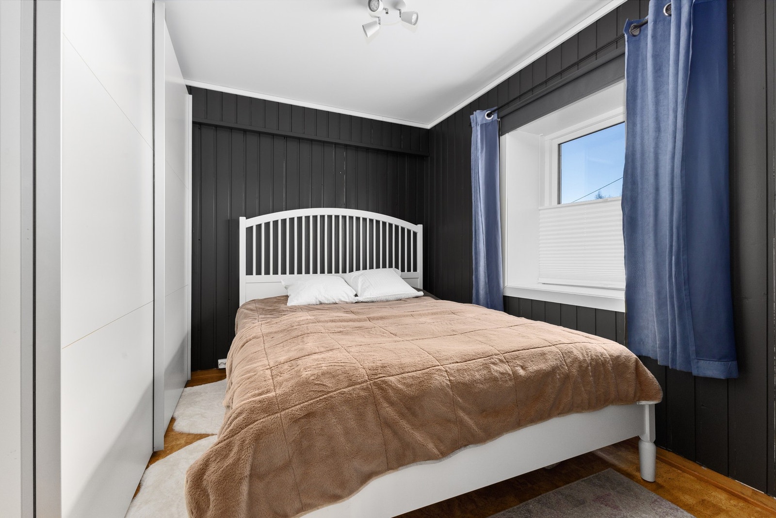 Soverom i hybelleiligheten. Dette kan enkelt gjøres om til en del av hoveddelen om ønskelig. Foto: Marte Vibe Galleribilde