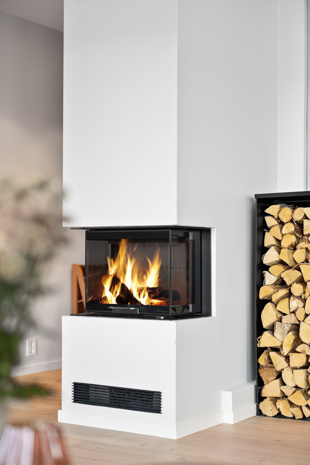 Et blikkfang av en peis som binder kjøkken og stue sammen, og avgir behagelig varme. Foto: Marte Vibe Galleribilde