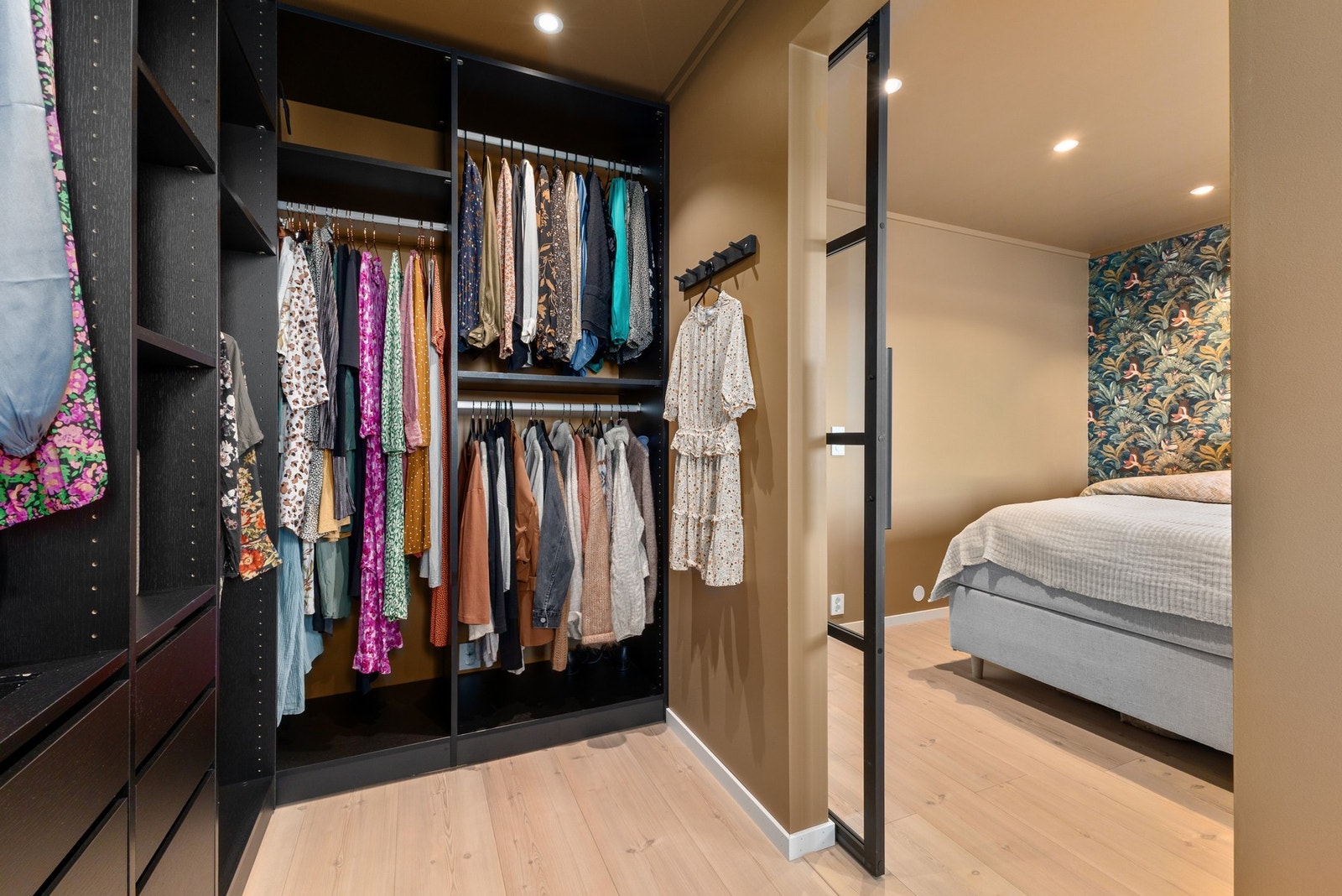 Garderoben er utstyrt med innredning fra Kvik. Foto: Marte Vibe Galleribilde