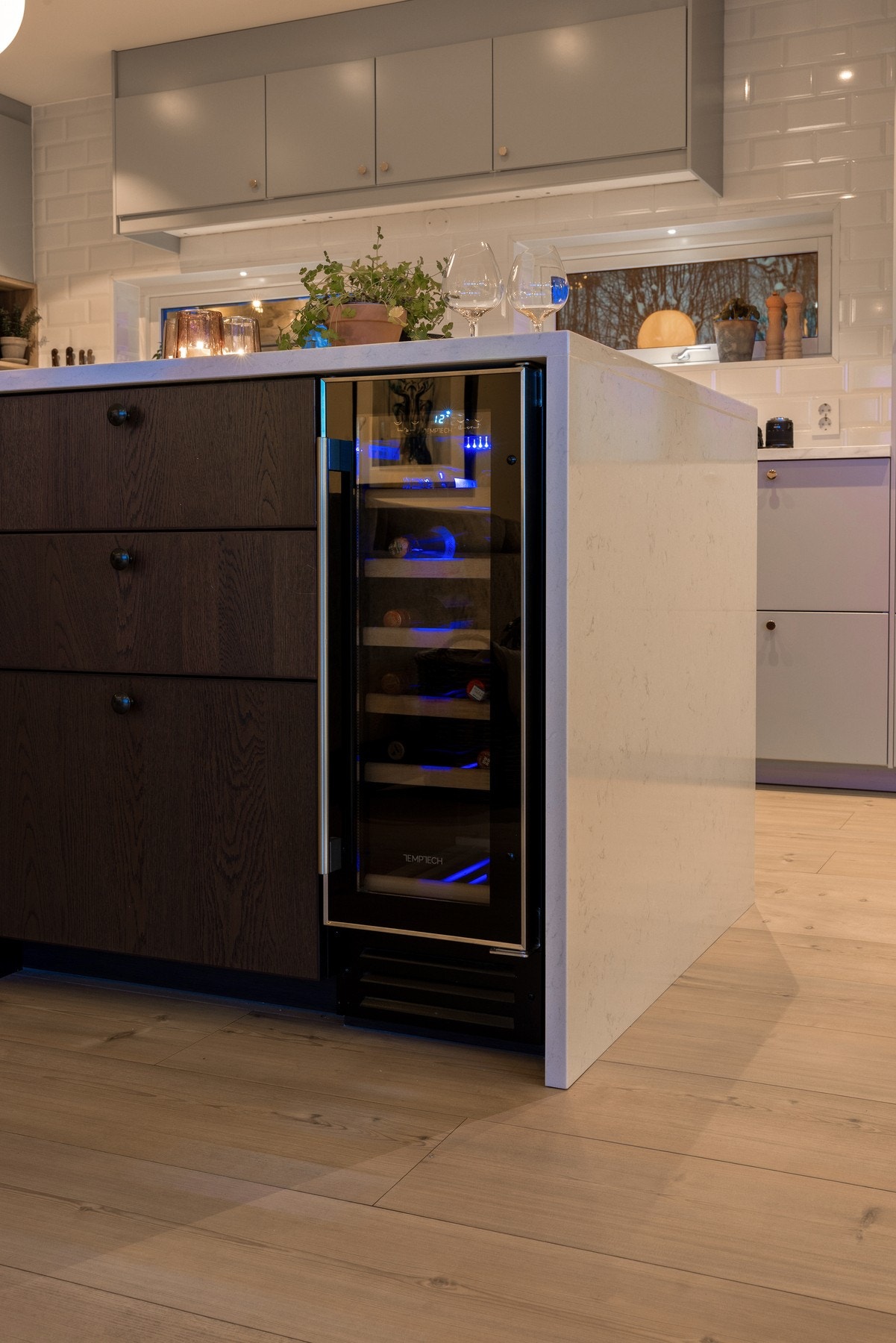 Kjøkkenøya huser en ekstra bred Bosch-koketopp med integrert ventilator og eget integrert vinskap. Foto: Marte Vibe Galleribilde