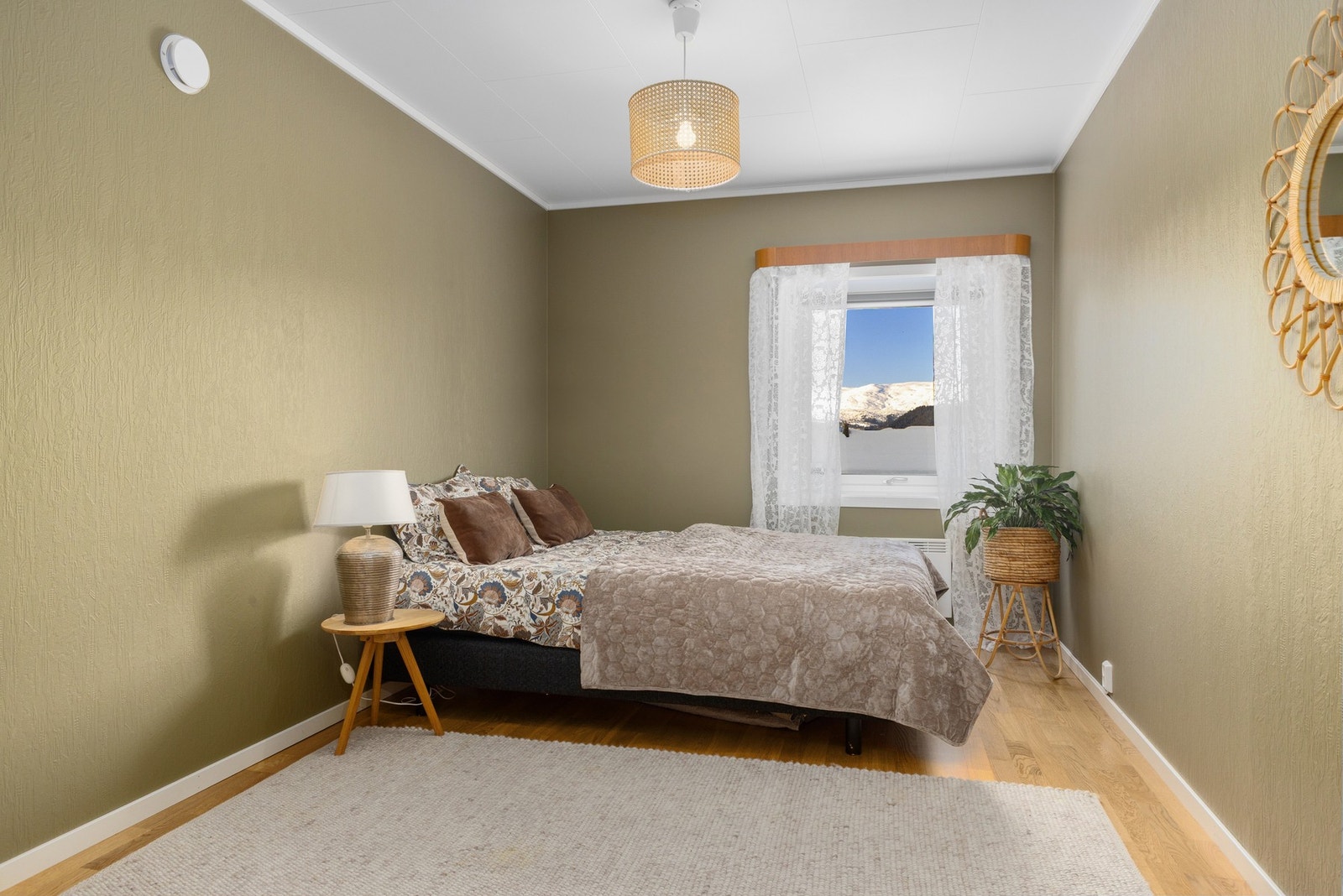 Underetasjen består av soverom, bad og god oppbevaring i boder. I tillegg til en egen hybeldel med gode leieinntekter. Foto: Marte Vibe Galleribilde