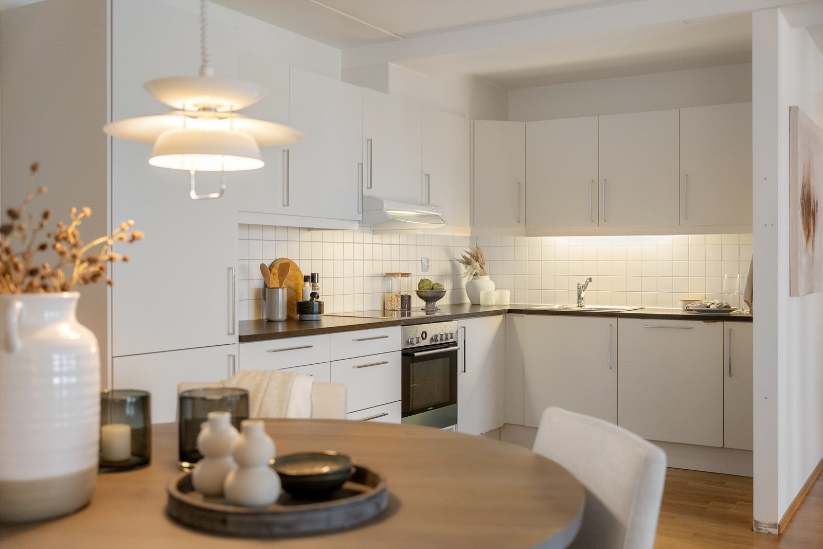 Kjøkkenet har innredning med glatte fronter og laminat benkeplate. Galleribilde