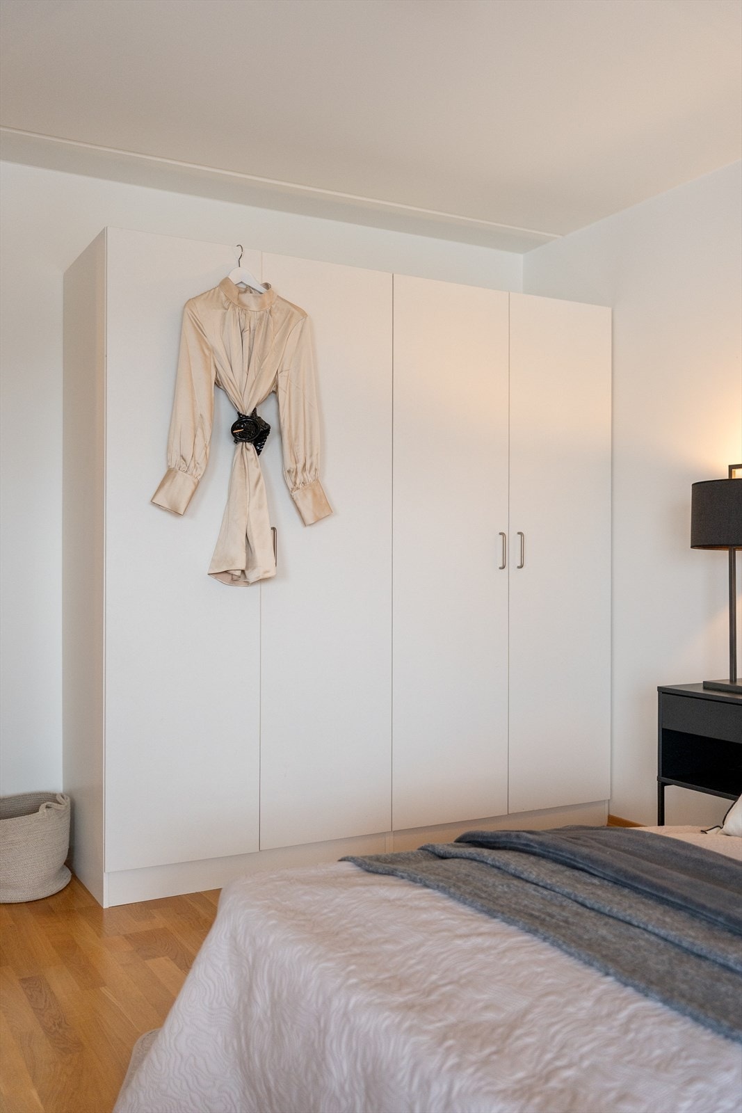 Det er montert garderobeskap på begge soverommene. Galleribilde