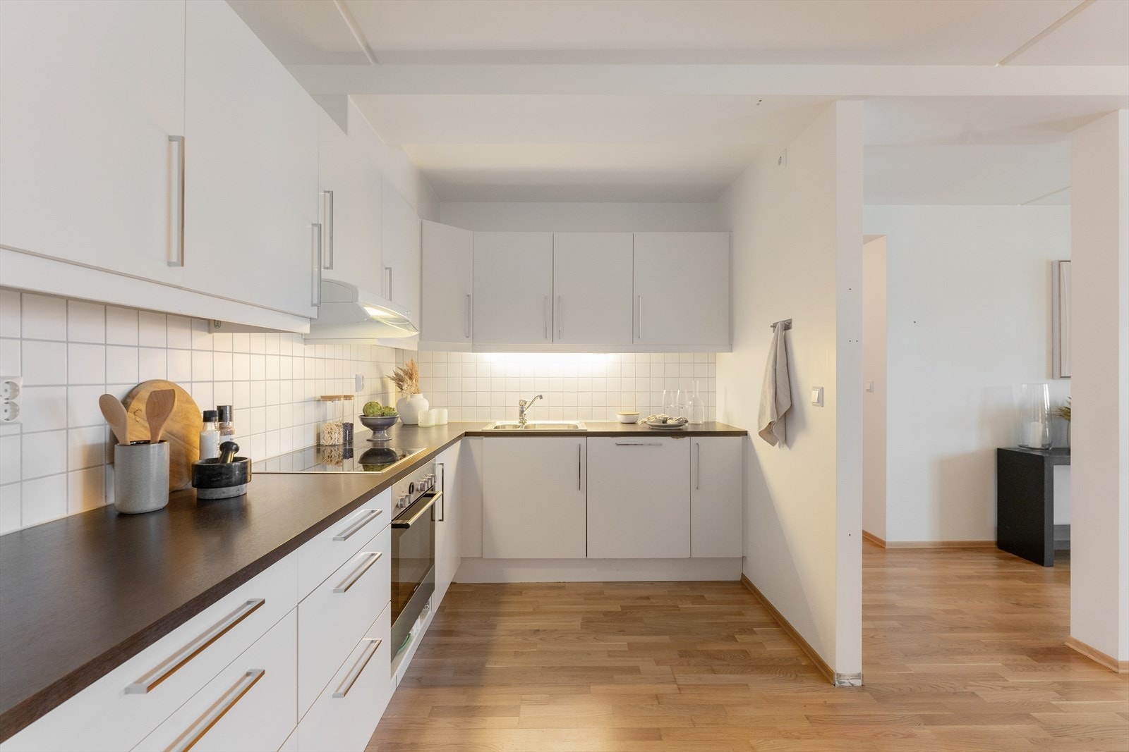 Kjøkkenet er utstyrt med kjøl-/fryseskap, oppvaskmaskin, platetopp, stekeovn, vannstoppsystem og komfyrvakt. Galleribilde