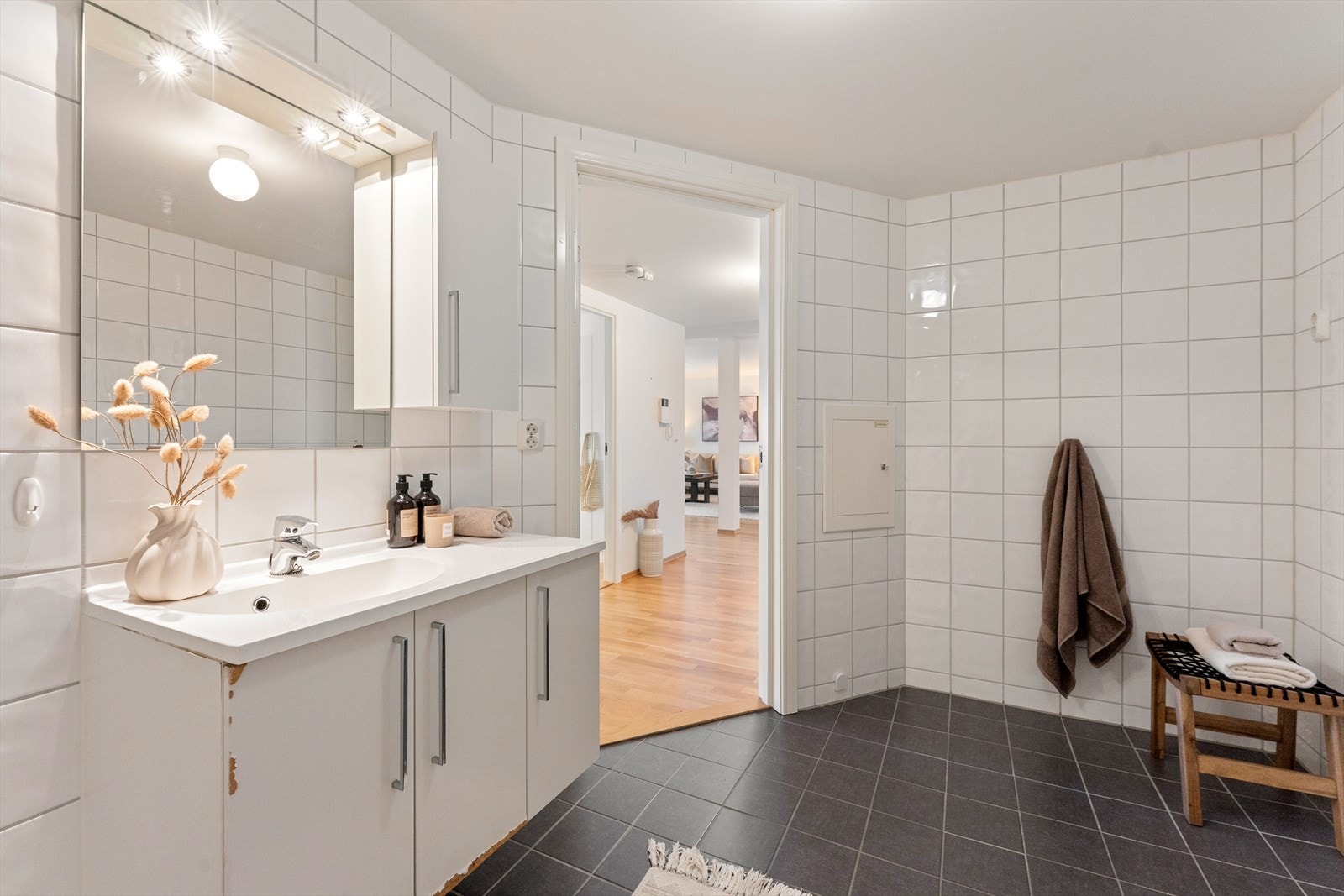 Flislagt bad med elektriske varmekabler i gulv. Galleribilde