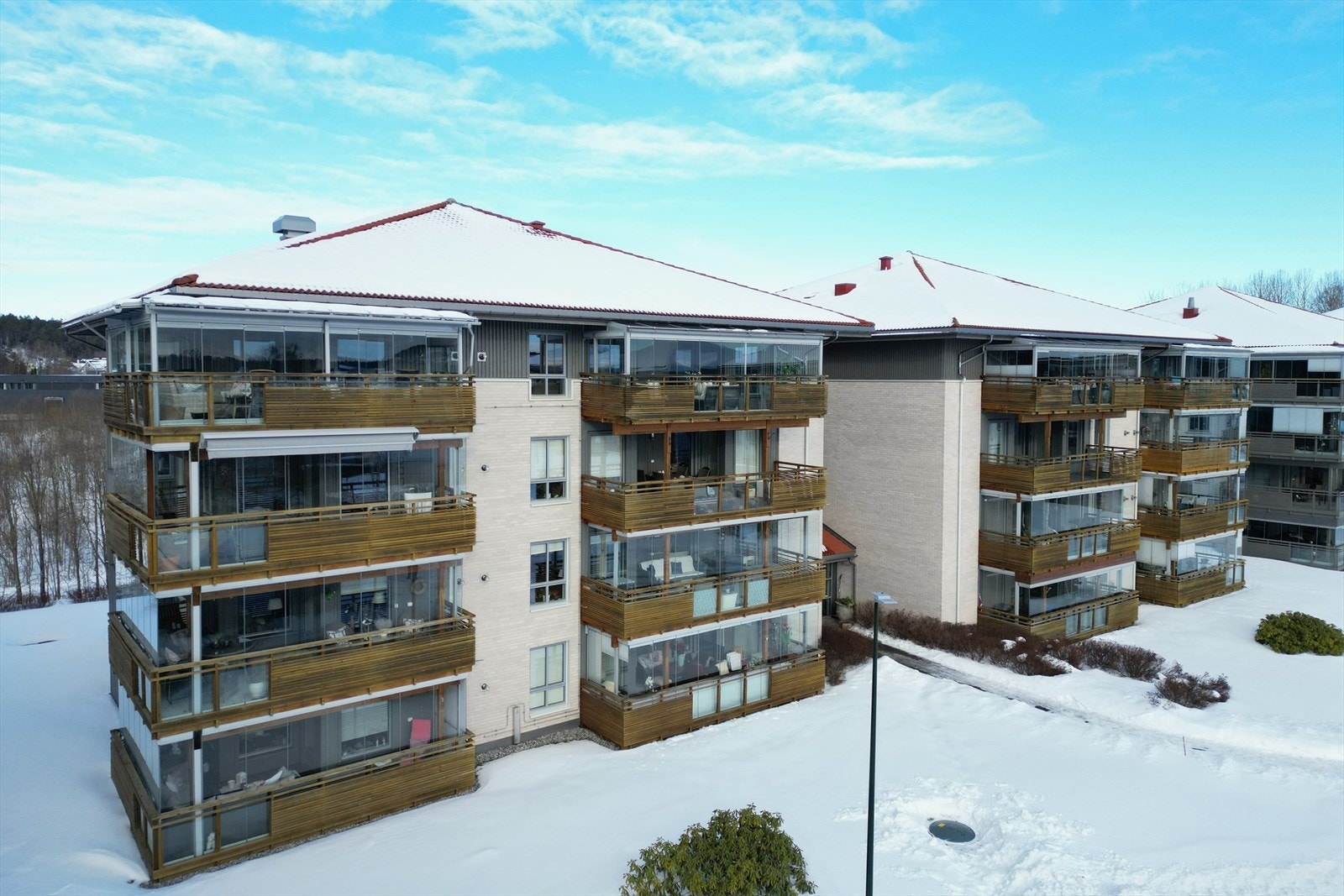 Topp- og hjørneleilighet med innglasset balkong. Galleribilde