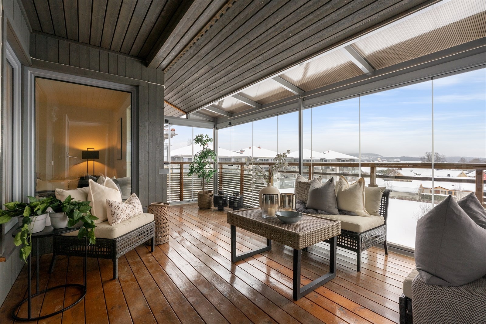 Topp- og hjørneleilighet med innglasset balkong. Galleribilde