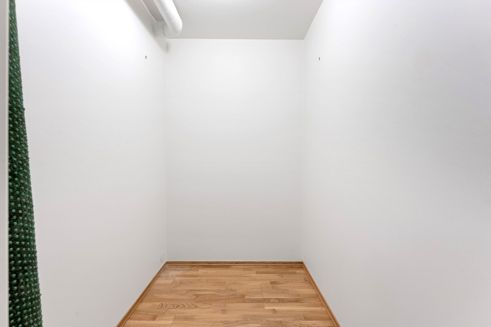 Innvendig bod med adkomst fra gangen. Galleribilde