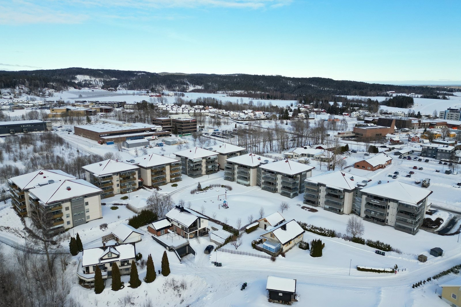 Her bor man i et hyggelig nabolag med kort vei til daglige gjøremål samtidig som man har enkel tilgang til sentrum og kollektivtransport. Galleribilde