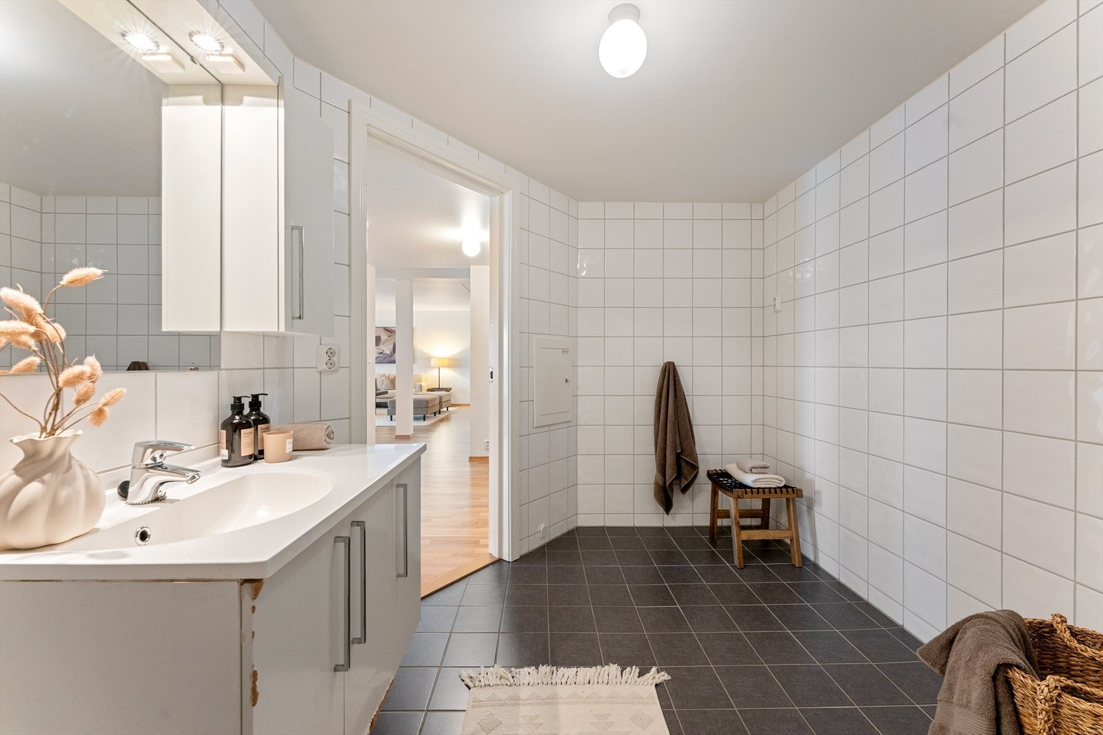 Rommet er innredet med nedfelt servant, veggskap og speil, gulvmontert toalett samt opplegg for vaskemaskin. Galleribilde