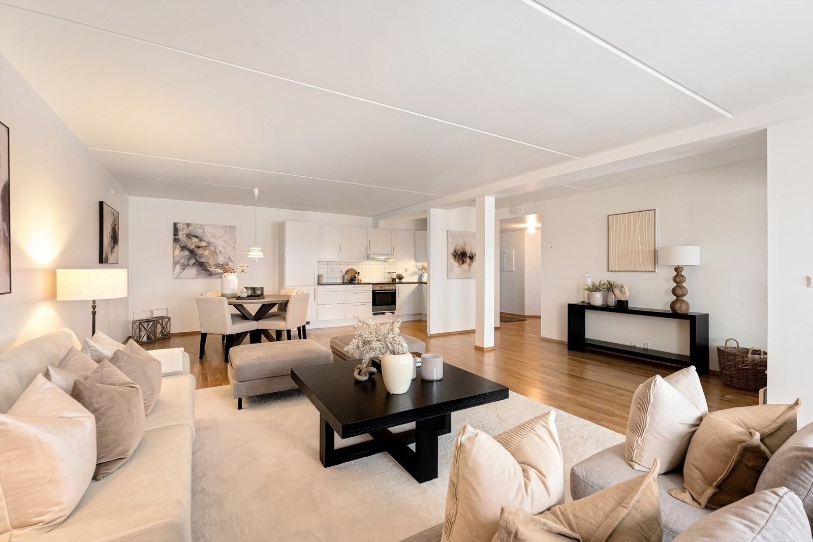 Stuen ligger i åpen løsning med kjøkkenet. Galleribilde