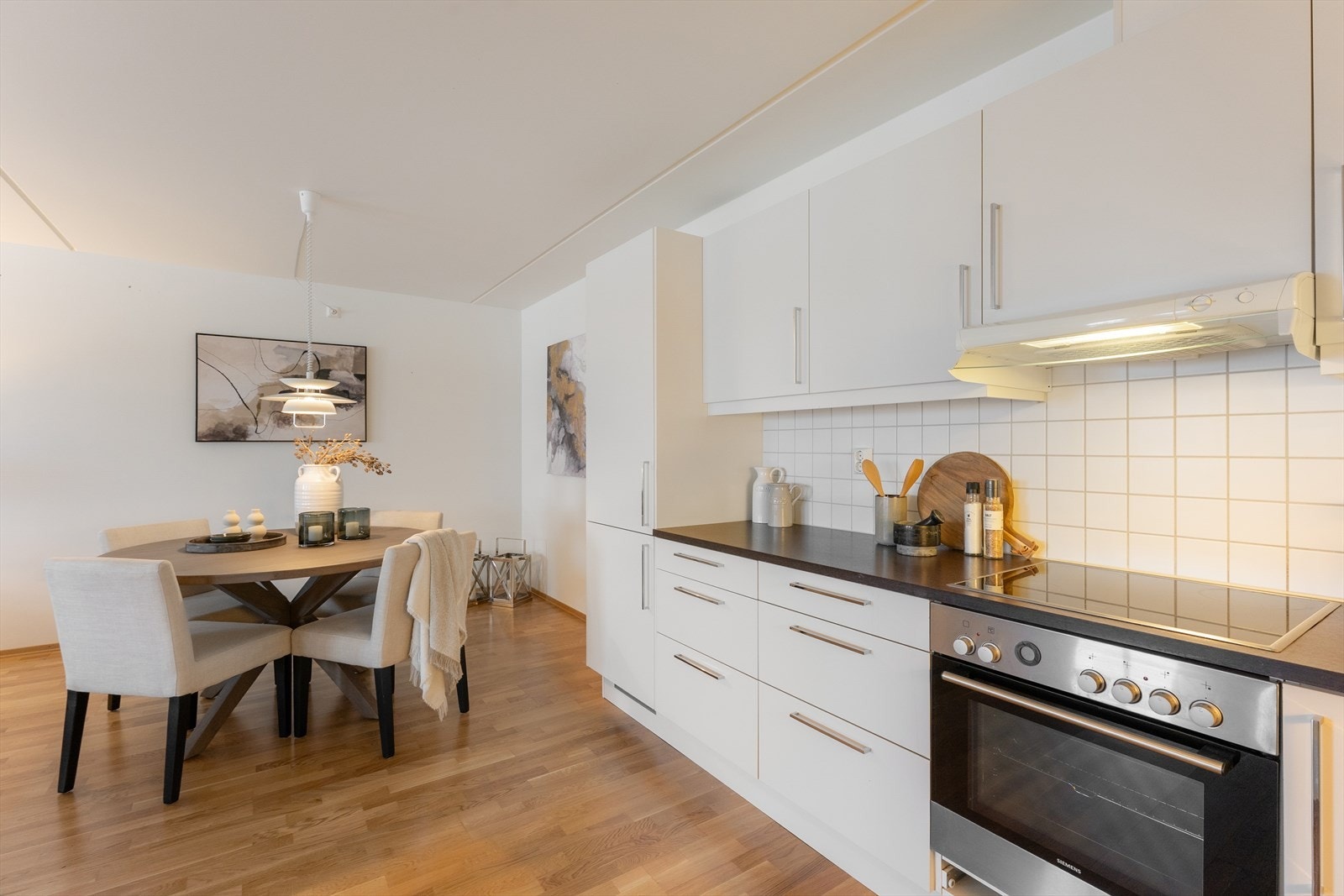 Flislagt mellom benkeskap og overskap. Galleribilde