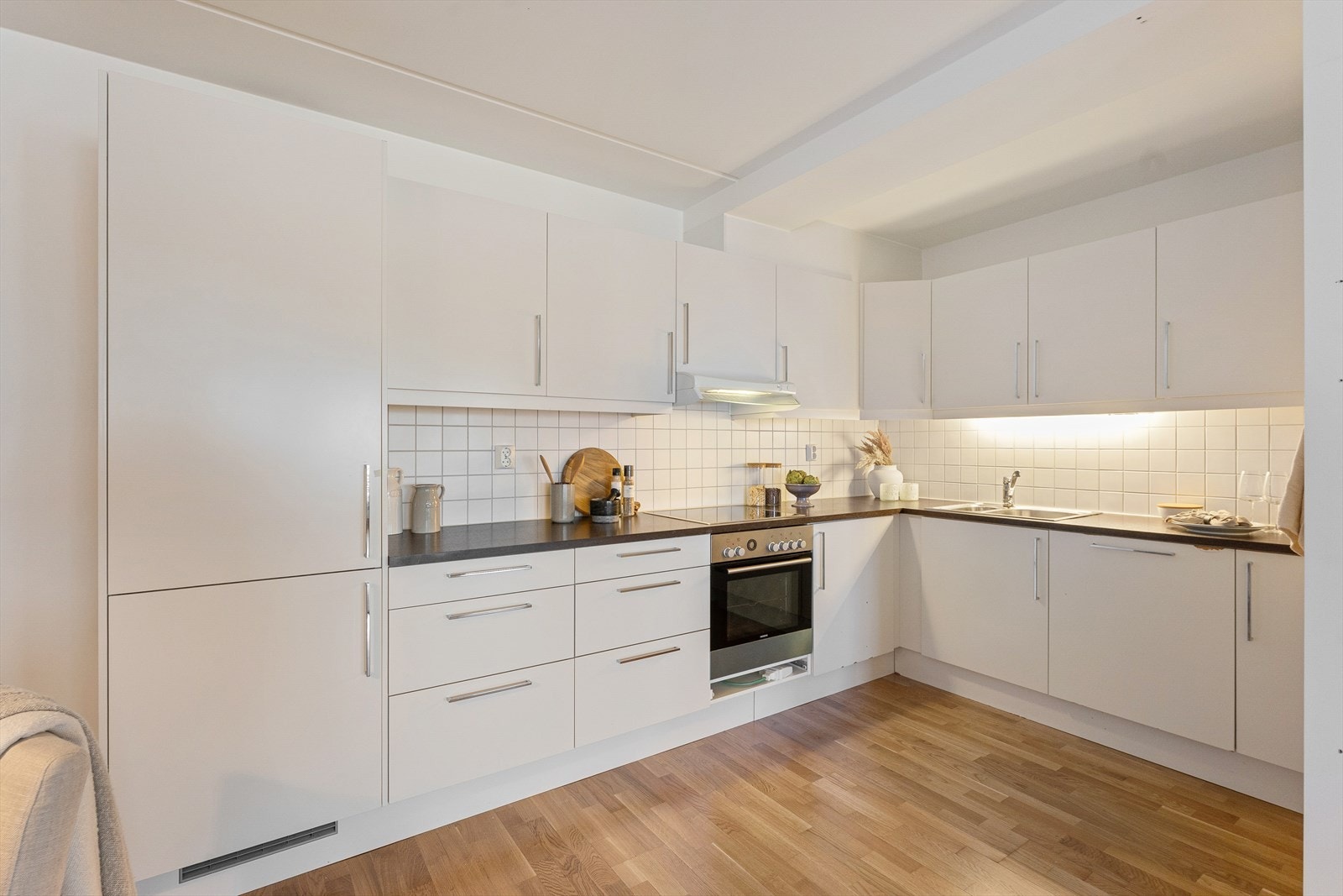 Utformet med innredning langs to vegger med gode arbeidsflater og mye oppbevaringsplass. Galleribilde