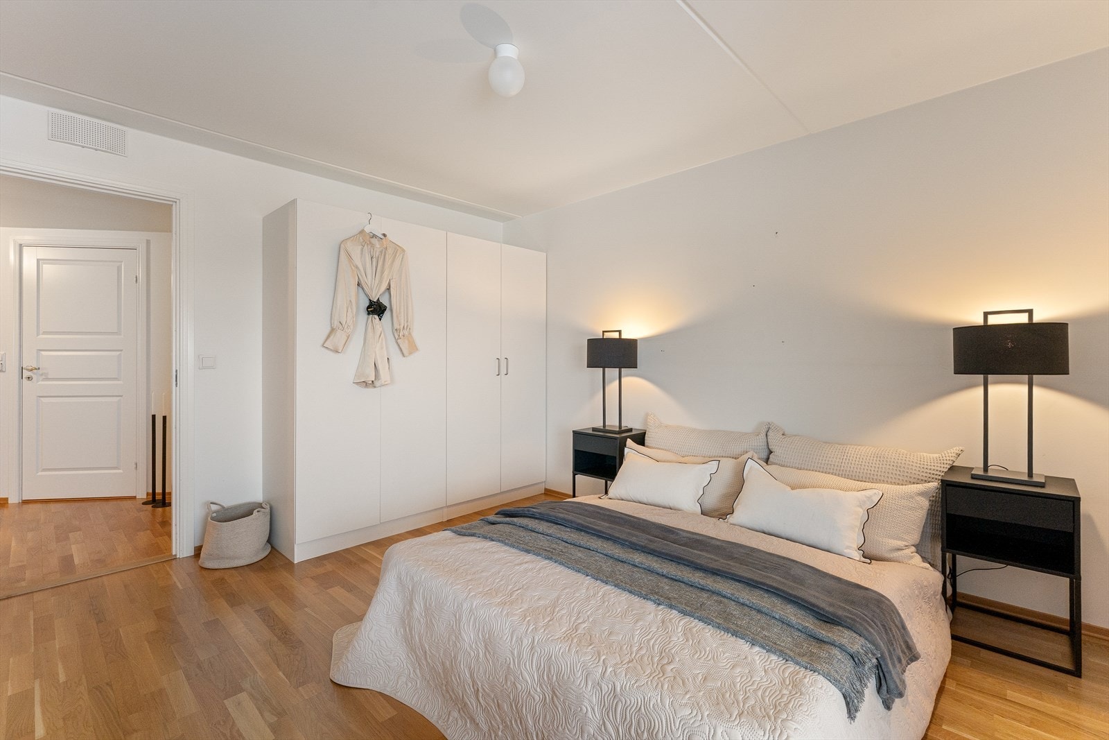 God plass til dobbeltseng og nattbord. Galleribilde