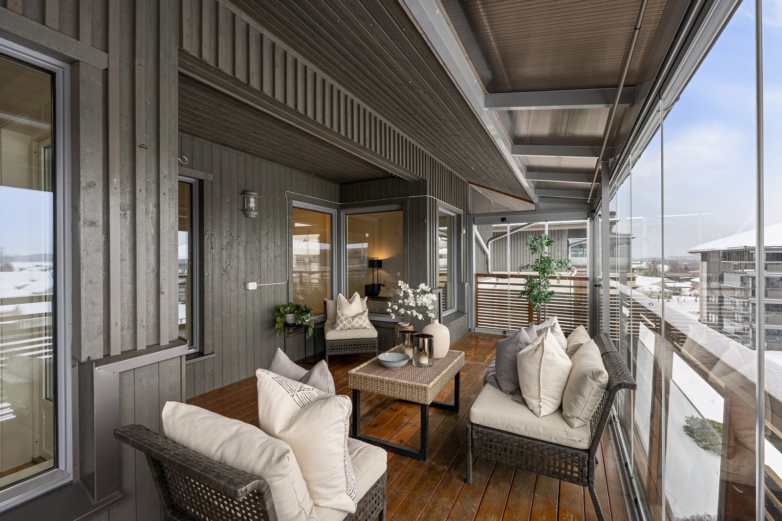 Her er det god plass til utemøbler og det er fin flyt mellom inne- og uterom. Galleribilde