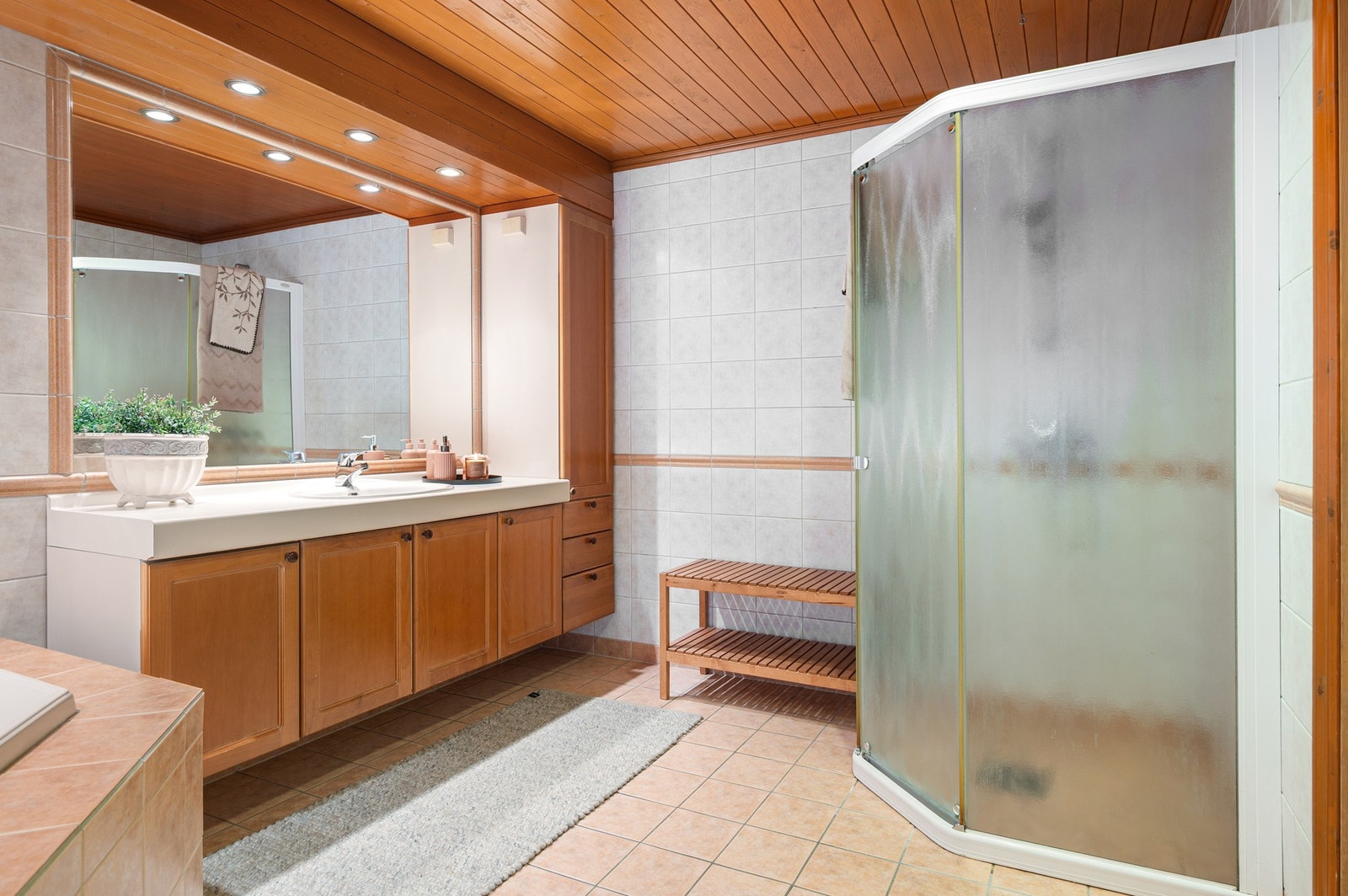 Solid innredning av heltre. Integrert speil med belysning. Galleribilde