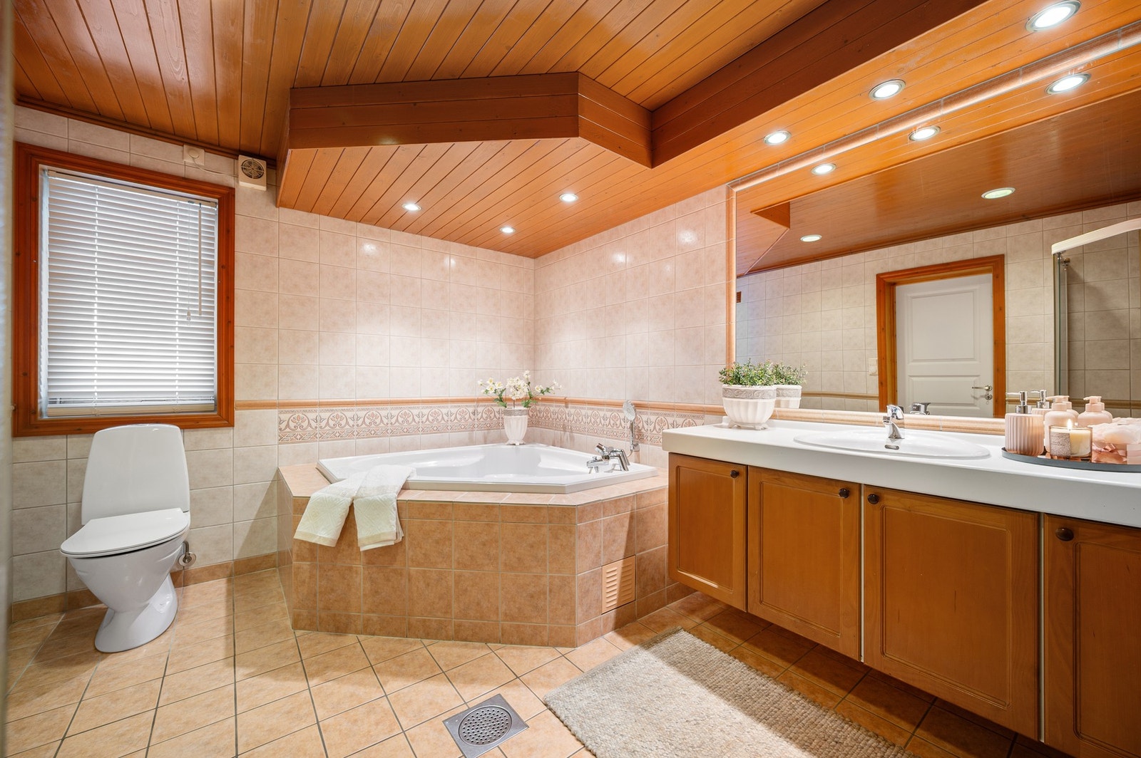 Flislagt bad fra 1996. Romslig størrelse på 10,5 kvadratmeter. Arbeid er utført i sin helhet av fagfolk. Galleribilde