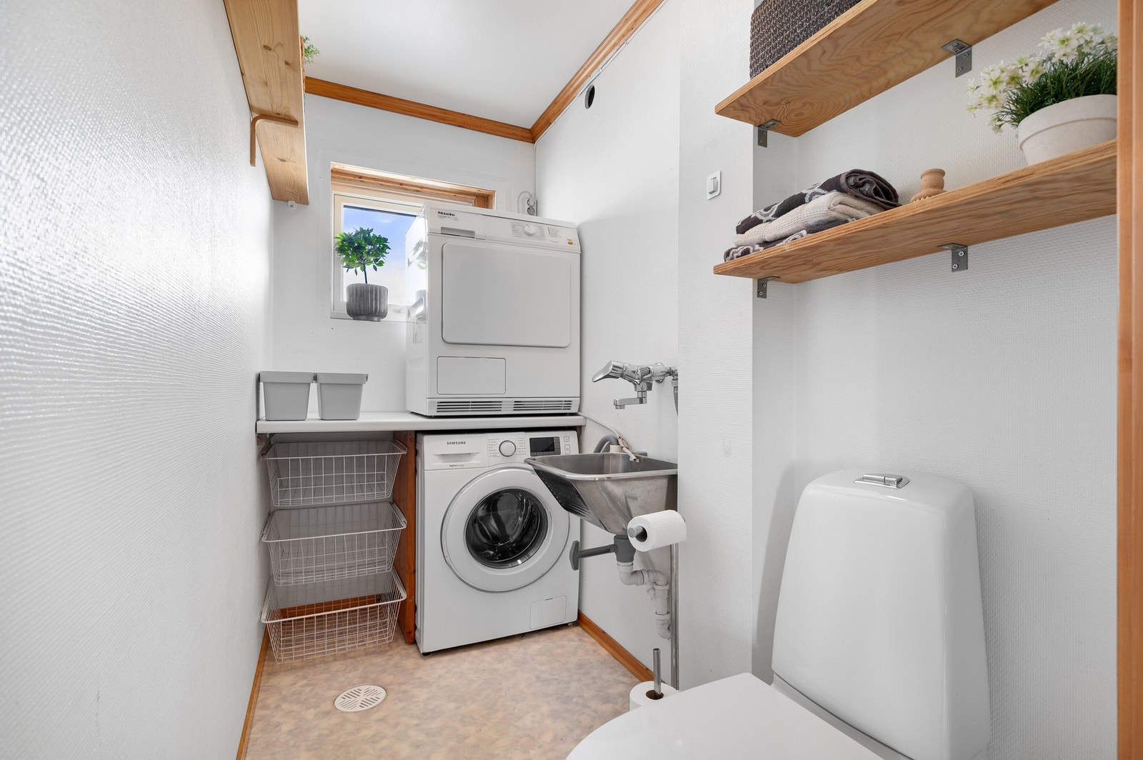 Eget separat vaskerom, med utslagsvask. Galleribilde