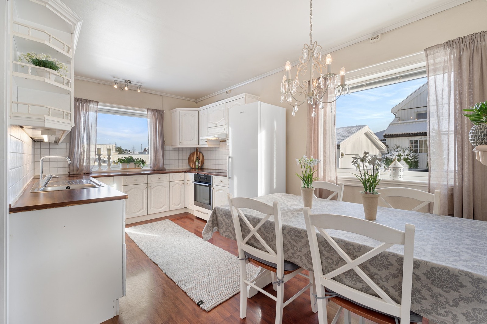 Stort og fint kjøkken på 13 kvadratmeter. Galleribilde