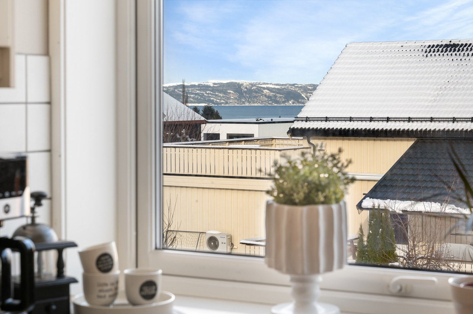 Fin utsikt fra kjøkkenvindu. Galleribilde