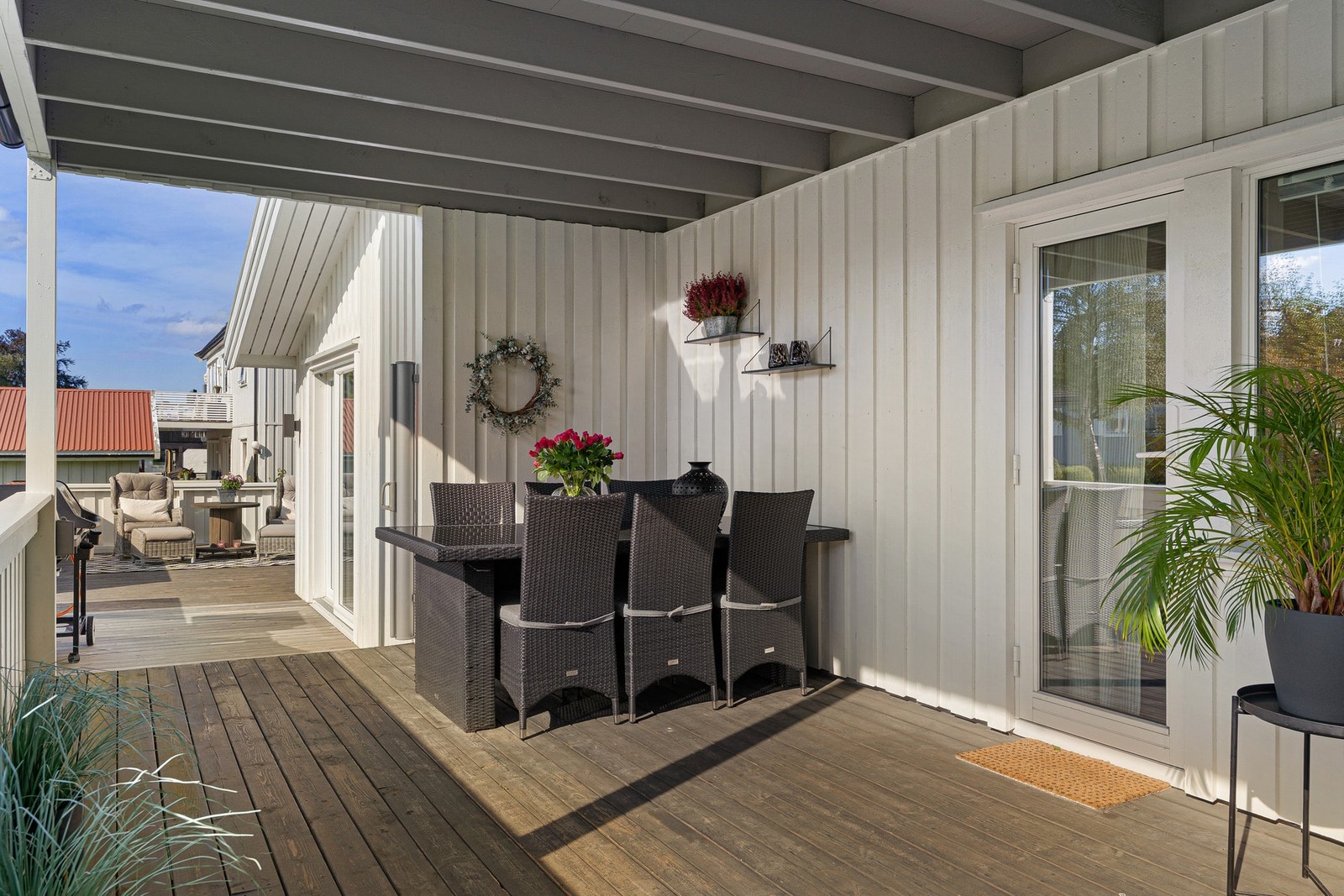 Det er to adkomster til terrassen. Det er montert le-vegg som medfølger i handelen. Galleribilde