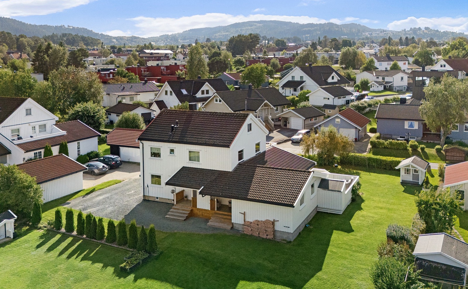 Eiendommen har en stor gårdsplass, med flere oppstillingsplasser for bil. Det er montert el-bil lader. Galleribilde