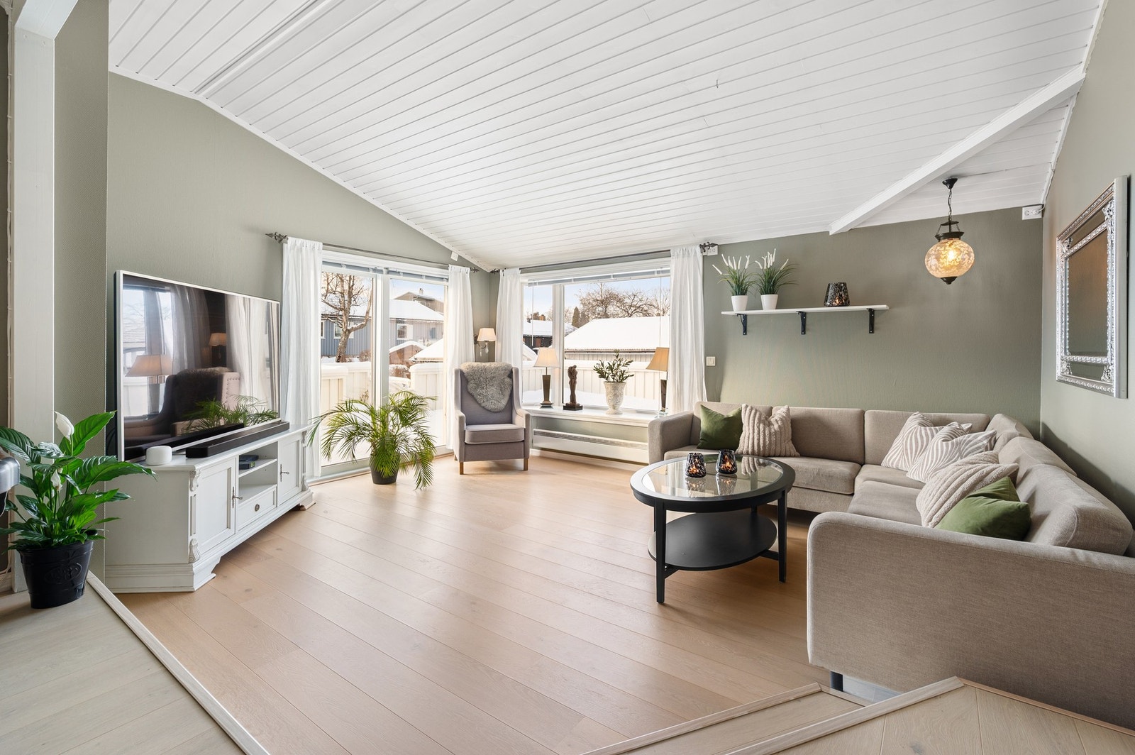 God takhøyde og store vindusflater gir rommet masse lys og luft. Galleribilde