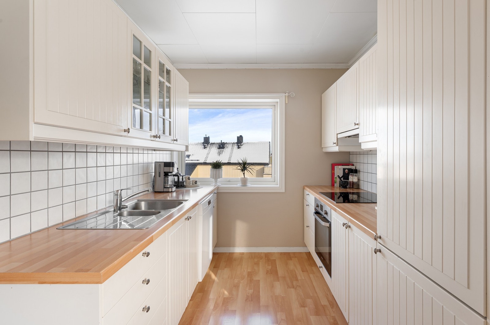 Pent kjøkken med integrerte hvitevarer. Galleribilde