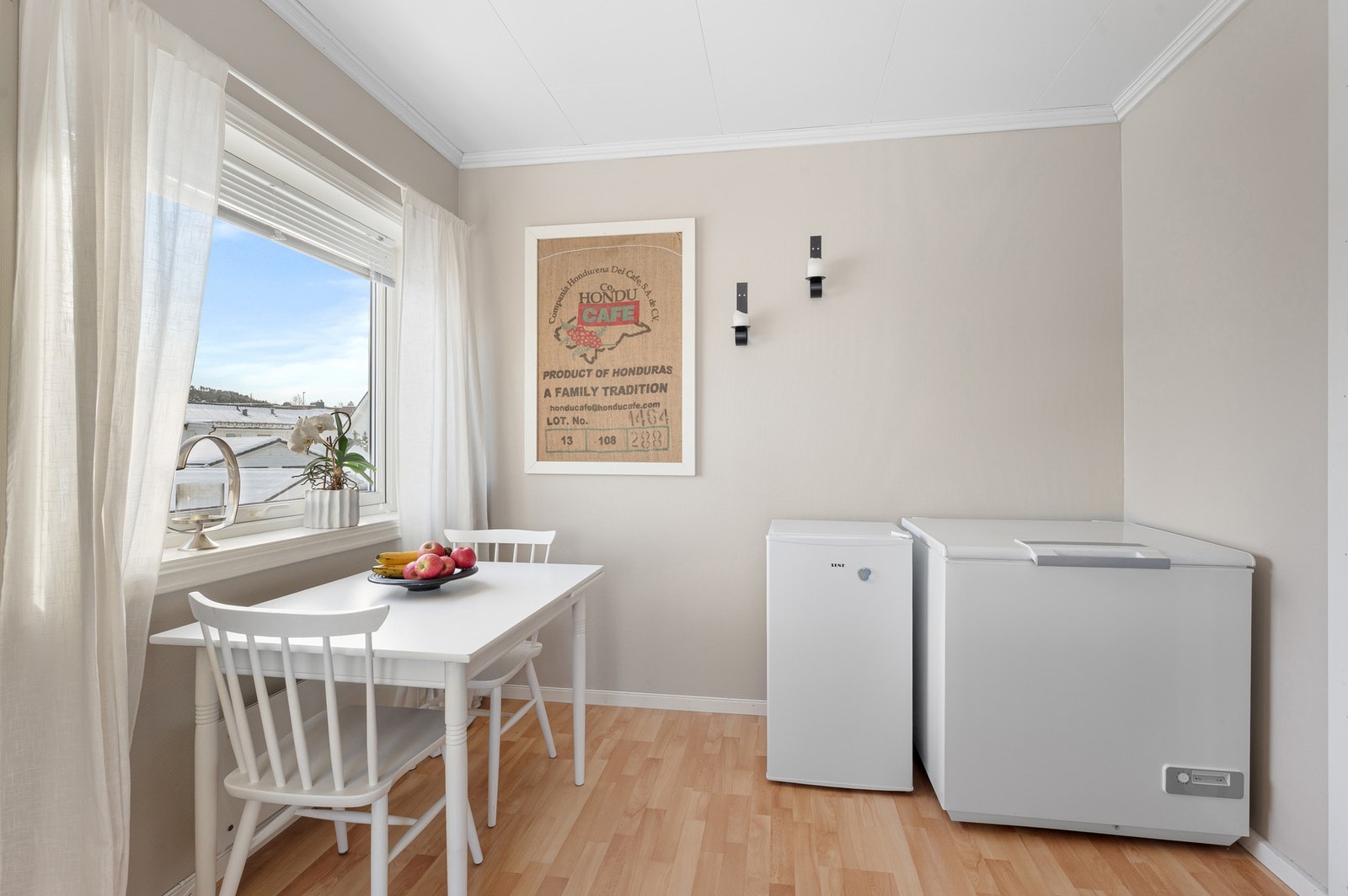 Romslig løsning på 11,8 kvadratmeter. Plass til eget koselig spisebord, i tillegg til spisestue. Galleribilde