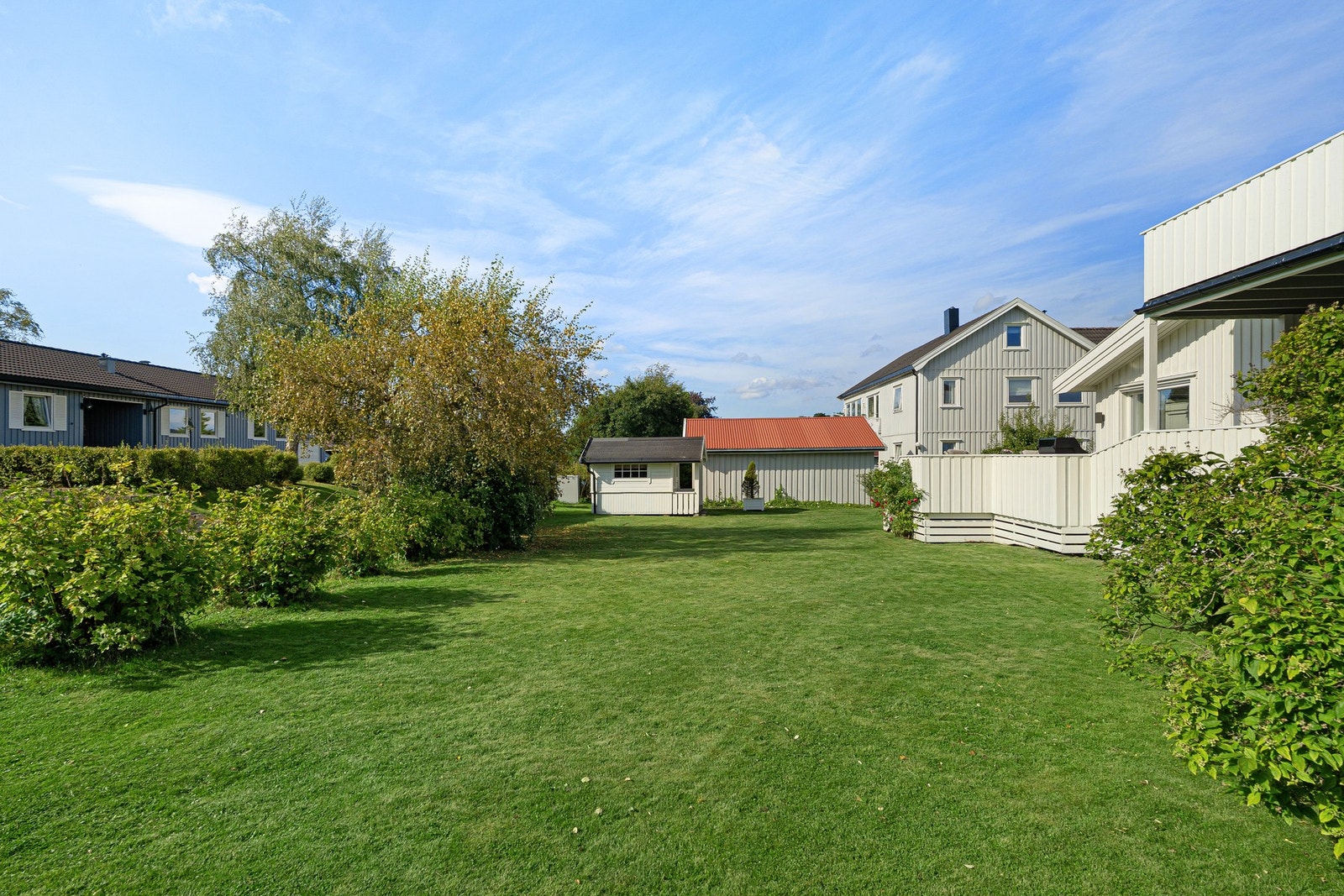 Hagen er pent opparbeidet, og beplantet med ..... Galleribilde