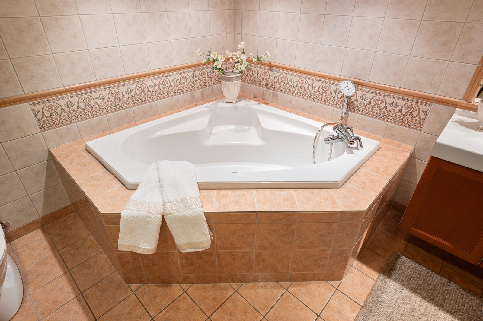 Praktisk og fin løsning, med både badekar og dusjhjørne. Galleribilde