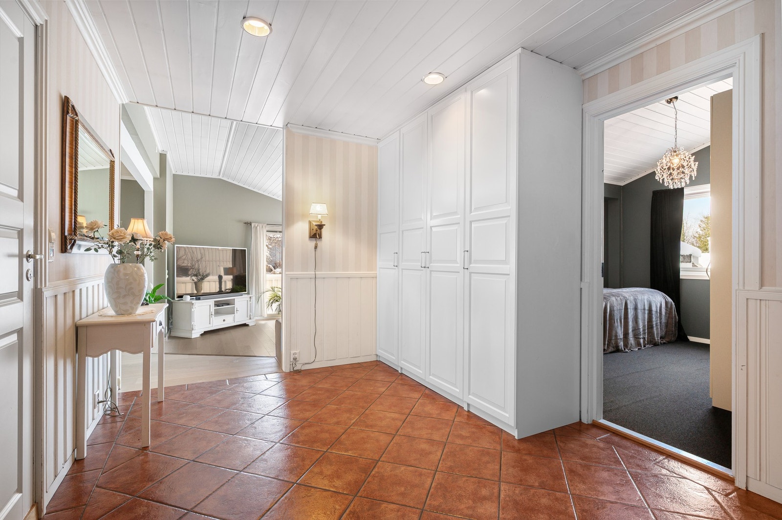 Boligen har en romslig hall på 11,5 kvadratmeter. Galleribilde