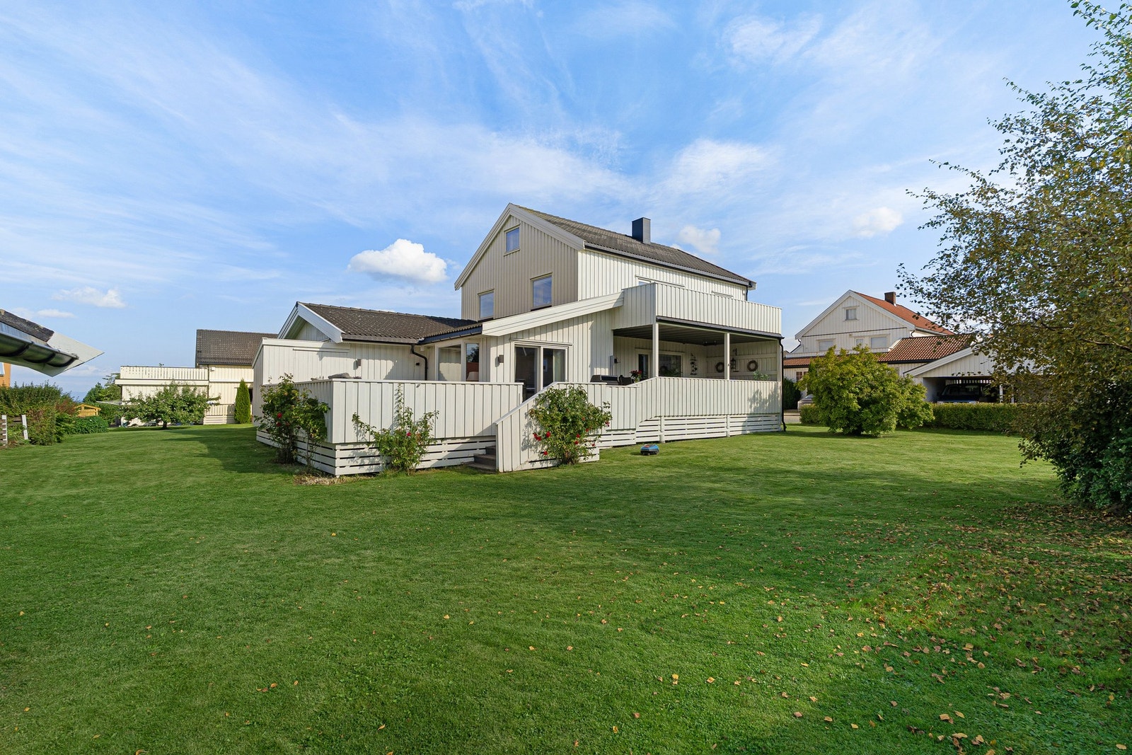 Her får du en stor og flat tomt på 1 138 kvm, med en fantastisk hage. Perfekt for en barnefamilie. Galleribilde