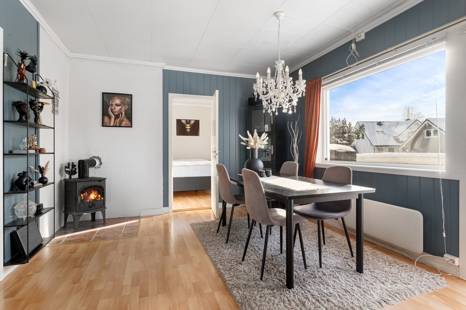 Her også er det ildsted, som gir god varme og atmosfære. Galleribilde