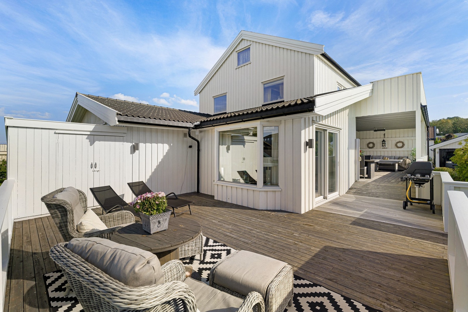 I 1. etasje er det to store terrasser på 42,1 kvadratmeter og 23,6 kvadratmeter. Tilgang til utvendig bod. Galleribilde