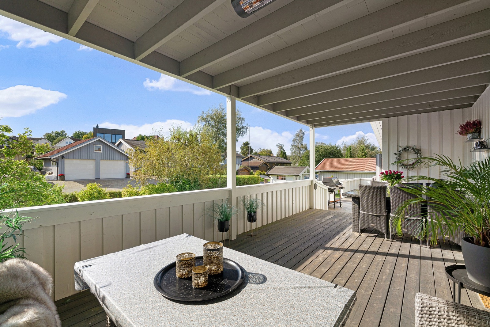 Deler av terrassen er under tak. Galleribilde