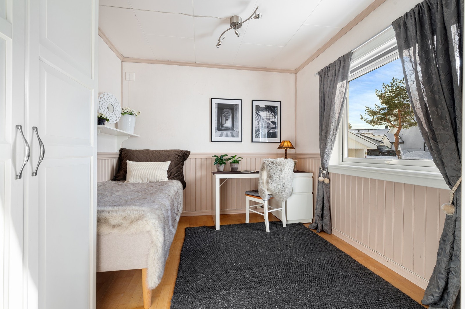 Hoveddelen har 3 store soverom. Dette soverommet oppmålt til 9,1 kvadratmeter. Galleribilde