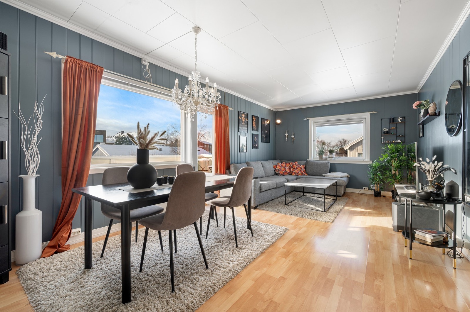 I 2. etasje er det en 3-roms leilighet på ca. 75 kvadratmeter. Selger leier ut denne for kr. 14.000,- pr. mnd eks. strøm. Egen strømmåler. Galleribilde