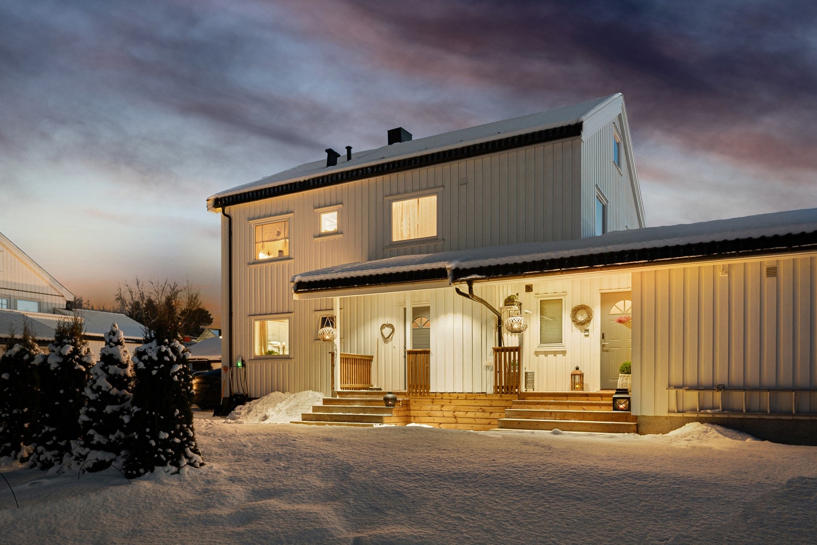 Hoveddelen har eget inngangsparti. Det er også innvendig adkomst. Galleribilde