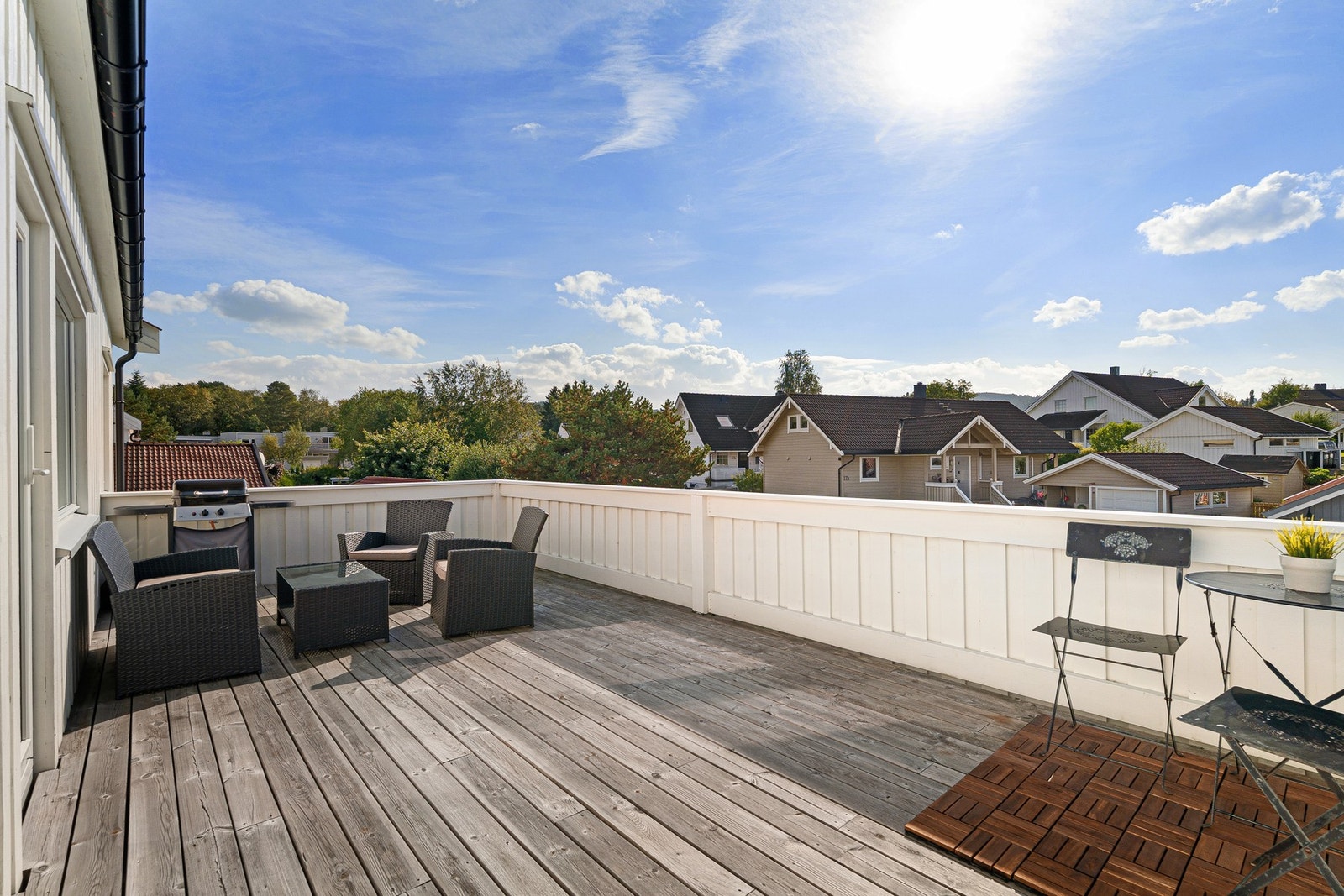 Fantastisk balkong, med åpen og fin utsikt, og sol store deler av dagen. Galleribilde