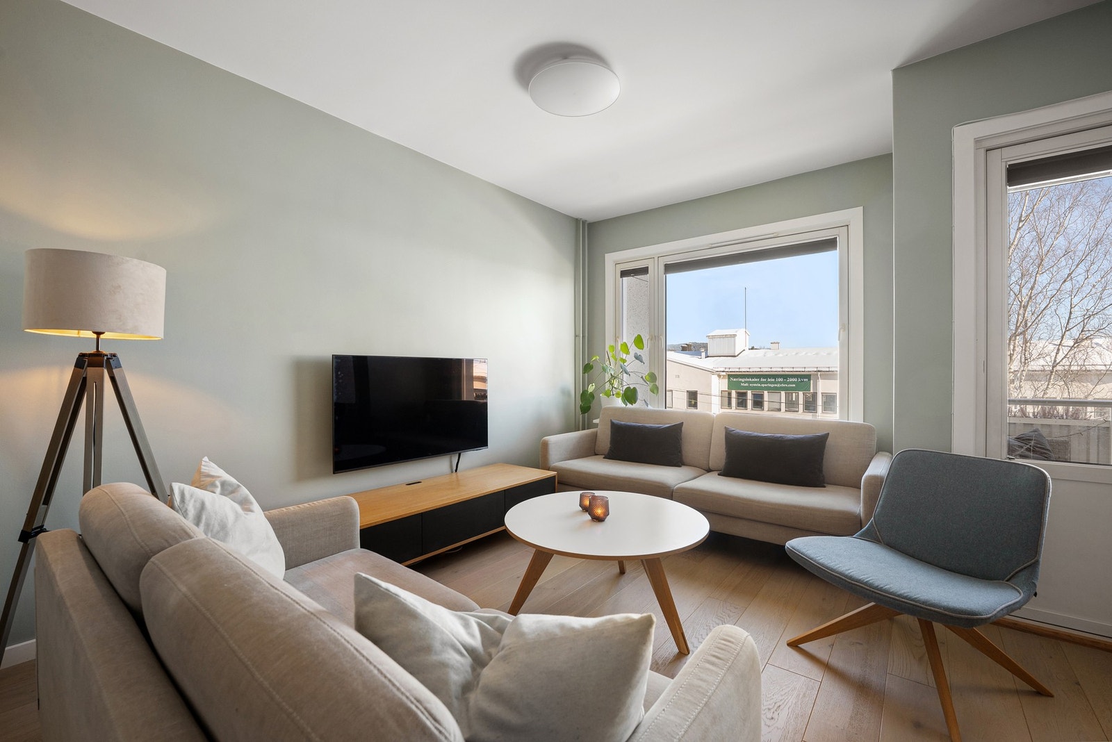 Romslig stue med god plass til både sofa og spisebord. Galleribilde