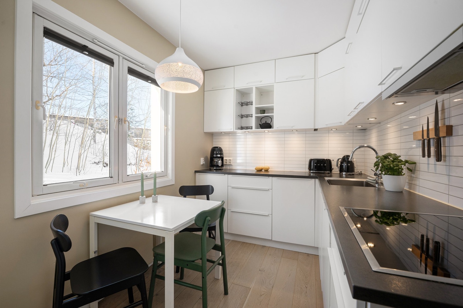 Herlig utsyn mot frodig bakhage Galleribilde